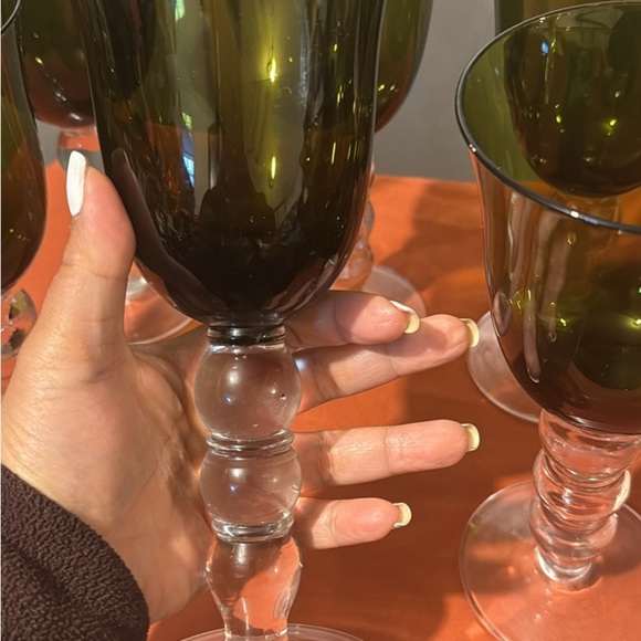 Iris Avocado Green Bubble Wine Glass - Picture 3 of 4